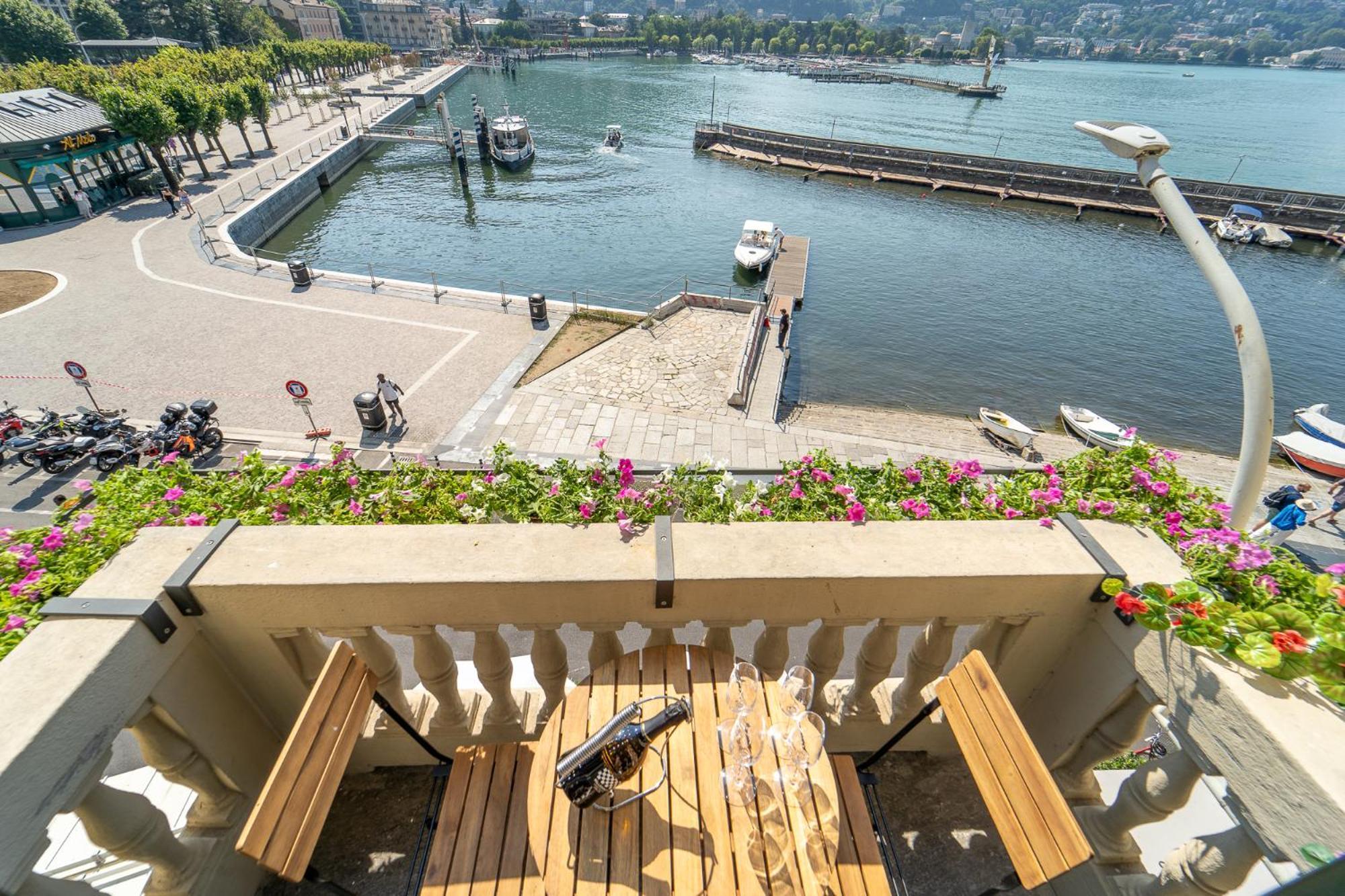 Appartamento Esclusivo Fronte Lago, In Centro A Como Con Garage Kültér fotó